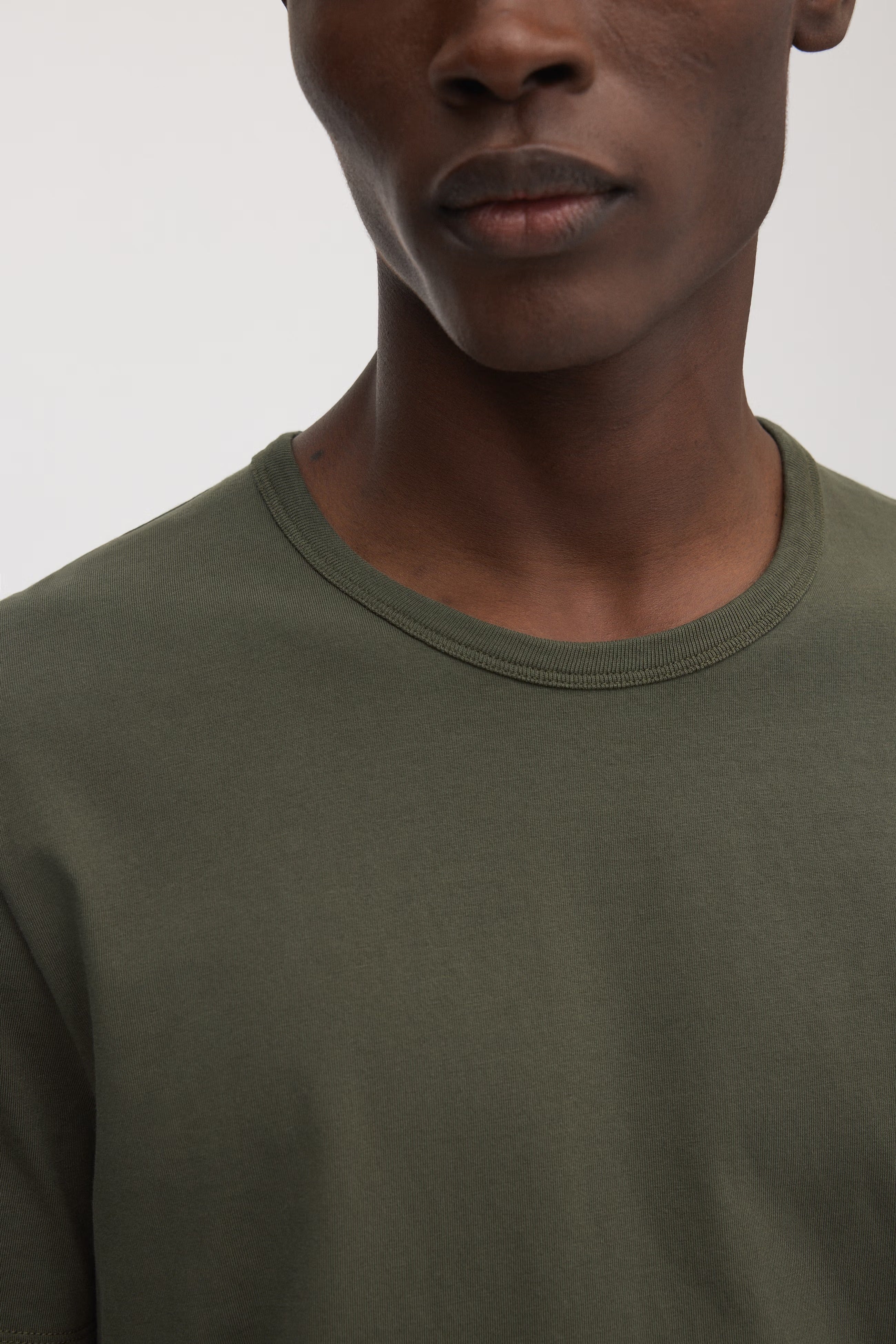 Grün-graues T-Shirt