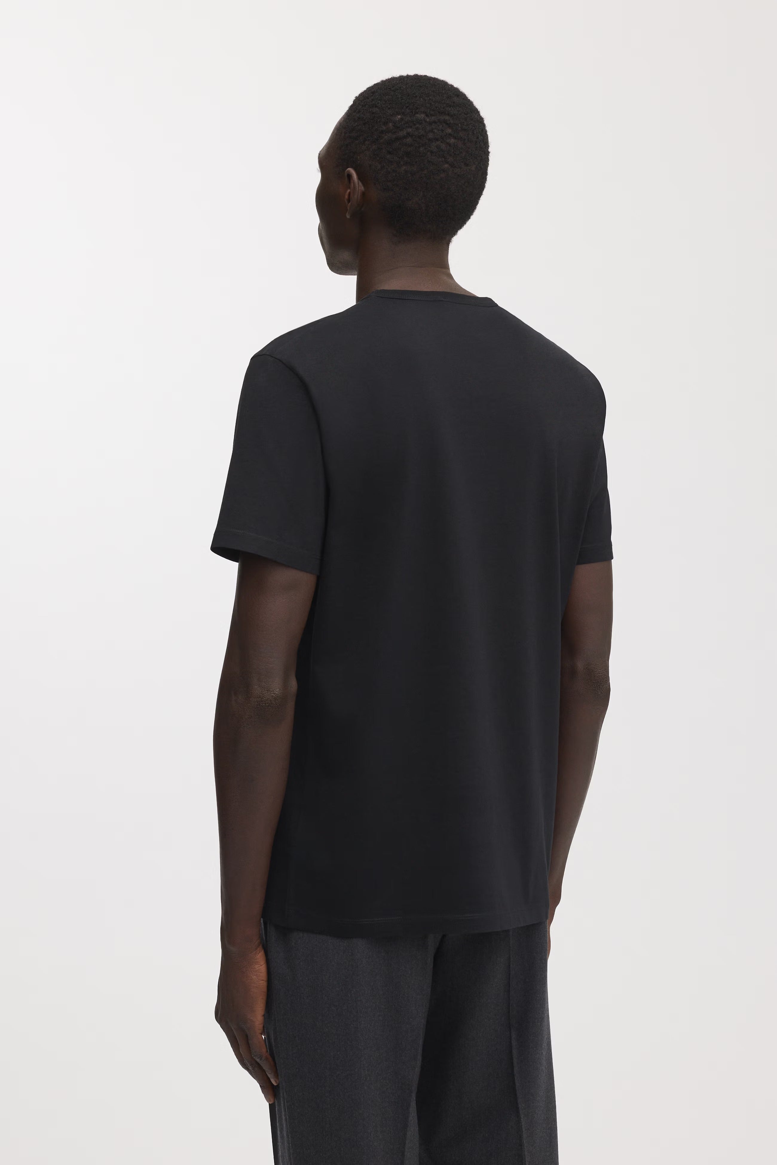 Schwarzes T-Shirt mit Rundhalsausschnitt
