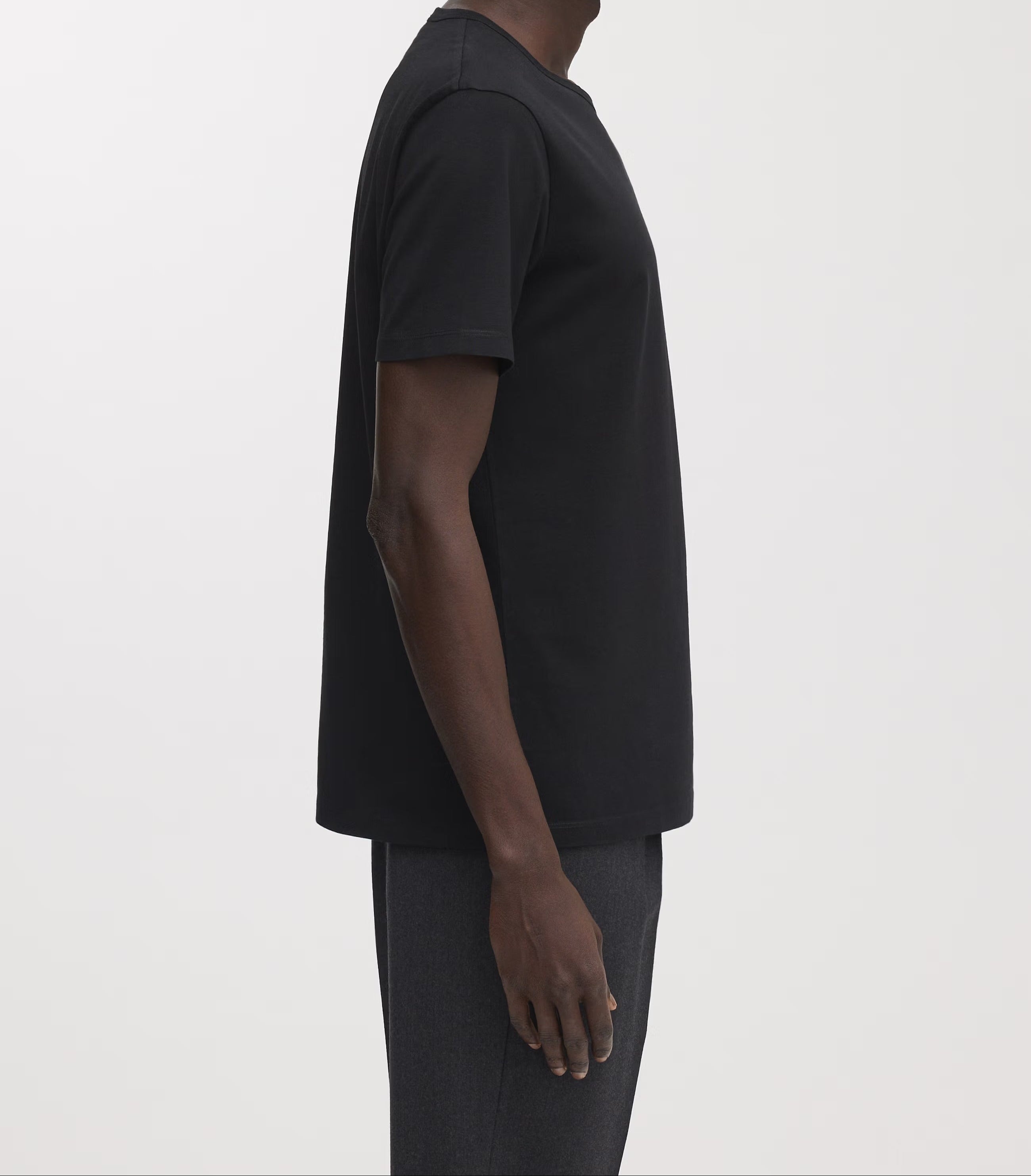 Schwarzes T-Shirt mit Rundhalsausschnitt