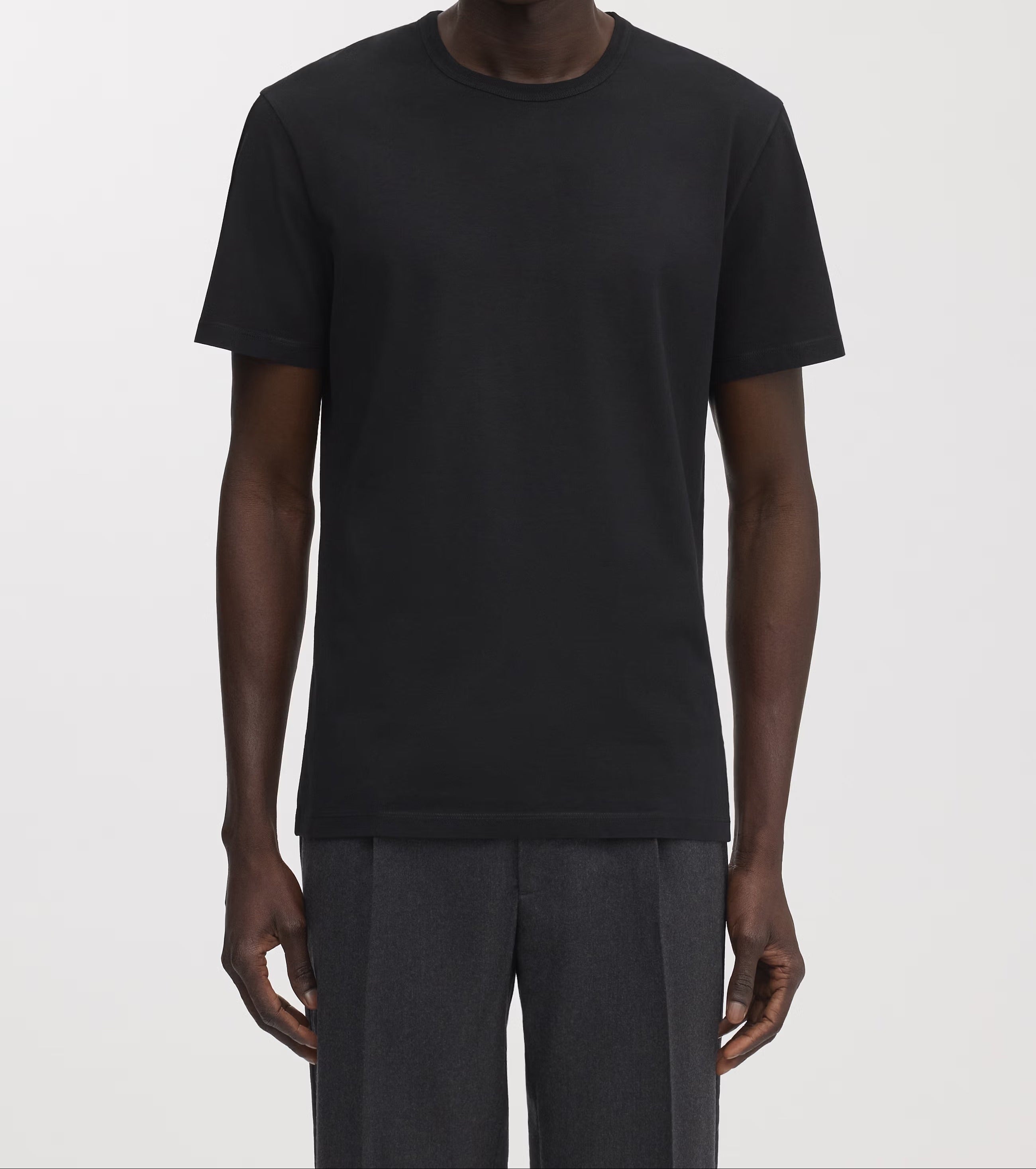 Schwarzes T-Shirt mit Rundhalsausschnitt